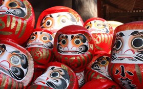 Bí mật đen tối đằng sau Daruma, món đồ chơi truyền thống với đôi mắt trắng dã của trẻ em Nhật Bản