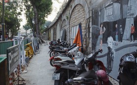 Hà Nội: Dự án bích họa trên phố Phùng Hưng bị "đắp chiếu", biến thành bãi gửi xe bất đắc dĩ sau 1 tháng triển khai