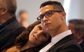 Chỉ Ronaldo mới mang mẹ đi nhận Quả bóng Vàng