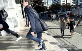 Trào lưu mặc vest, đi giày sneaker tới chỗ làm của giới công sở Nhật Bản và sự thật ý nghĩa đằng sau