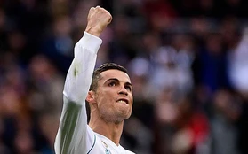 Ronaldo lập cú đúp mừng Quả bóng vàng