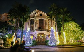 Chùm ảnh: Những chủ biệt thự ở phố nhà giàu Sài Gòn đầu tư cả chục triệu đồng trang trí Noel