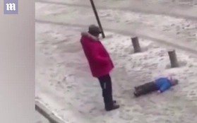 Video: Bố nổi giận đá văng con trai đang nằm trên tuyết gây phẫn nộ