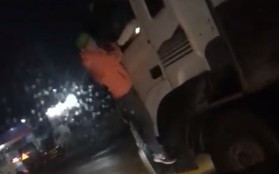 Clip: Người đàn ông kỳ lạ bám trên đầu xe container trong mưa lạnh