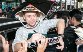 Armin van Buuren - "Huyền thoại DJ số một thế giới" thích thú đội nón lá, được fan vây kín tại sân bay Tân Sơn Nhất