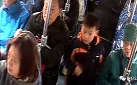 Mẹ mải mê xem điện thoại để lạc con trên xe buýt khiến bé hoảng sợ suýt khóc