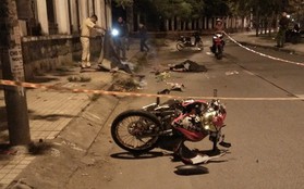 Hai thanh niên tử vong bất thường cạnh xe máy