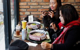 Giới trẻ hào hứng tự chế beefsteak tại bàn với thực đơn tùy chọn kiểu Nhật