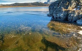 Hồ nước đóng băng ở Siberia phát ra âm thanh đáng sợ, tựa như "ngoài hành tinh"