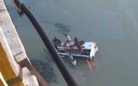 Thiếu niên lái xe buýt lao xuống sông, 33 người thiệt mạng