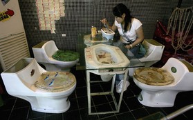 Thăm nhà hàng "lầy lội" phục vụ món ăn trong... bồn cầu ở Đài Loan