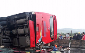 Khánh Hòa: Xe khách mất lái đâm vào dải phân cách lật giữa đường khiến 3 người bị thương