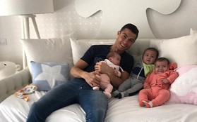 Chụp ảnh cùng 3 con, đây là cách Ronaldo mỉa mai báo thân Barca