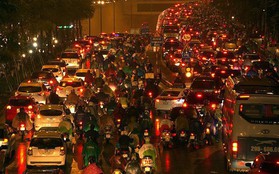 Hàng ngàn người dân Thủ đô chôn chân trong mưa rét vì tắc đường