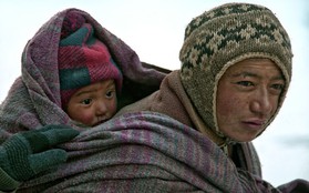 Cuộc sinh nở gian nan của những phụ nữ phải đi bộ suốt 9 ngày trời, trong giá buốt -35 độ mới đến được trạm xá