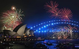 Bầu trời Úc rực rỡ thời khắc Giao thừa: Pháo hoa "Cầu vồng" ăn mừng nước Úc hợp pháp hôn nhân đồng giới