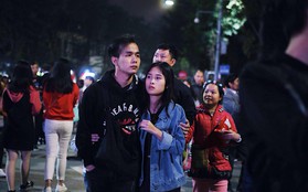 Livestream: Giới trẻ Hà Nội - Sài Gòn tấp nập đổ xuống đường, háo hức đón năm mới