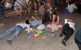 Hình ảnh "nhìn thôi đã mệt": Thanh niên say bét nhè nằm lăn ra giữa phố đi bộ, trẻ con đi theo bố mẹ vạ vật chờ giao thừa