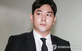 Hết ẩu đả, lái xe gây tai nạn, Kangin (Super Junior) lại bị đưa vào đồn vì hành hung bạn gái