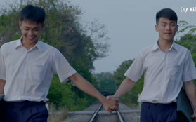 Anh Tú (Cười xuyên Việt) nắm tay bạn trai đến trường trong phim thanh xuân đồng tính Việt