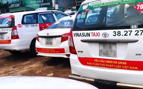 Hàng loạt ý kiến bức xúc việc taxi Vinasun dán decal phản đối Uber và Grab: "Thay vì cạnh tranh không lành mạnh, hãy nâng cao chất lượng dịch vụ"