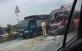 Hà Nội: Nhiều người giải cứu tài xế xe khách mắc kẹt trong cabin sau khi đâm vào xe tải trên cao tốc