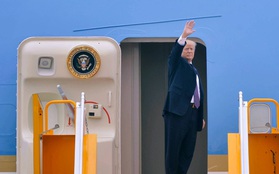 Tổng thống Mỹ lên chuyên cơ Air Force One rời sân bay Nội Bài, khép lại chuyến công du đầu tiên tới Việt Nam