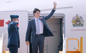 Thủ tướng Canada Justin Trudeau rạng rỡ vẫy chào khi đáp chuyến bay xuống Đà Nẵng