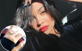 Kylie Jenner khoe chiếc nhẫn đính viên kim cương "khủng", có thể đã đính hôn và sắp sinh con gái