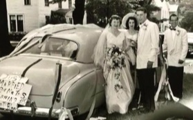 Kỷ niệm 60 năm ngày cưới, con trai khiến bố mẹ lặng người khi tìm lại được một kỷ vật vô giá bị bán từ rất lâu