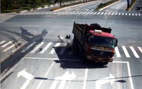 Khoảnh khắc người đàn ông thoát chết thần kỳ trong gang tấc va chạm với xe tải