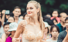Cô gái xinh như thiên thần trong dàn nghệ sĩ ngoại quốc tại Lễ hội Carnival ở phố đi bộ Hồ Gươm