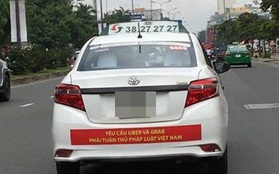 Hàng loạt taxi ở Sài Gòn dán decal phản đối Uber và Grab, Đại diện Vinasun nói: "Tài xế tự phát, nhưng khẩu hiệu không đến nỗi quá đáng"