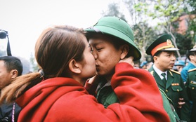 Nụ hôn và nước mắt tiễn tân binh lên đường nhập ngũ trong ngày Valentine