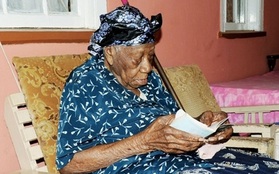 Cụ bà sống lâu nhất thế giới 117 tuổi vẫn đọc chữ nhoay nhoáy