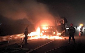 Xe tải bốc cháy dữ dội trên cao tốc Hà Nội – Hải Phòng