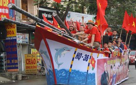 CĐV Thanh Hóa đóng thuyền đi trên cạn thẳng tiến về nhà thủ môn Tiến Dũng để cổ vũ tuyển U23 VN