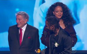 Khoảnh khắc khó xử tại Grammy 2018: Huyền thoại 91 tuổi trao giải xong... đứng chắn khiến Rihanna không thể bước lên