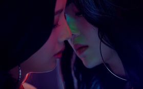 Joy và Irene (Red Velvet) khiến fan phát sốt khi suýt trao nhau nụ hôn đồng tính trong MV mới