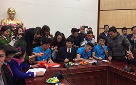 Anh em Tiến Dũng và trung vệ Lê Văn Đại được UBND tỉnh và các doanh nghiệp tại Thanh Hóa trao tặng 500 triệu đồng