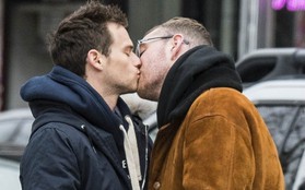 Nụ hôn của trai đẹp "13 Reasons Why" và Sam Smith như sưởi ấm trái tim mọi hủ nữ giữa tiết trời lạnh giá