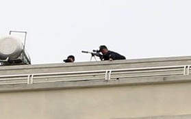 Gần 100 cảnh sát vây bắt đối tượng có “hàng nóng” cố thủ trong nhà
