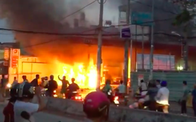 TP. HCM: Cây xăng bốc cháy dữ dội kèm tiếng nổ lớn, nhiều người hoảng loạn bỏ chạy thoát thân