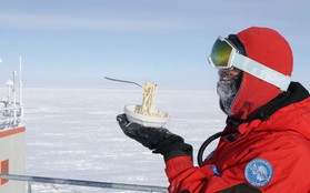 Điều gì sẽ xảy ra khi bạn nấu ăn ở Nam Cực với nhiệt độ ngoài trời là -70 độ C?