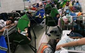 Xót xa hình ảnh người lớn và trẻ em trải chiếu, mắc võng nằm chật kín hành lang bệnh viện ở Sài Gòn