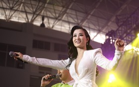 Đông Nhi tái hiện 2 bản hit thời teen pop hoàng kim trên sân khấu sinh nhật, fan vỡ oà hát theo liên tục
