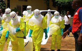 Táo tợn cướp thi thể nạn nhân nhiễm Ebola trong lễ tang