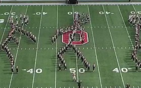 Mỹ: Cả trăm sinh viên đang diễu hành bỗng xếp hình ra điệu nhảy gây sốt Internet