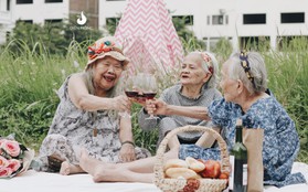 Bộ ảnh đáng yêu về "hội chị em" U90 đi picnic trong viện dưỡng lão: Đời có bao lâu, ta cứ vui thôi!