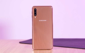 Đặt trước smartphone 3 camera Galaxy A7 nhận quà 1,7 triệu từ FPT Shop